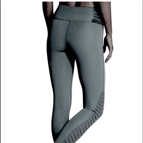 Victoria's Secret Pants - VICTORIA SPORT TOTAL KNOCKOUT SHORT GRAY LASER CUT CAPRI LENGTH LEGGINGS